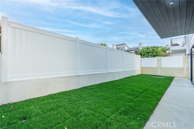 Detail Gallery Image 35 of 44 For 110 S Irena Ave #B,  Redondo Beach,  CA 90277 - 3 Beds | 4/1 Baths