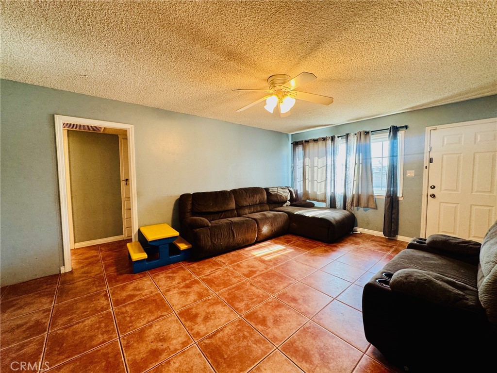 https://media.crmls.org/medias/b6b409da-bf1f-4143-bd32-a1ea98a0fb21.jpg?preset=X-Large