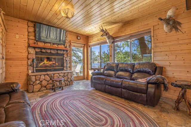 Detail Gallery Image 12 of 50 For 304 Big Bear Trail, Fawnskin,  CA 92333 - 3 Beds | 3 Baths