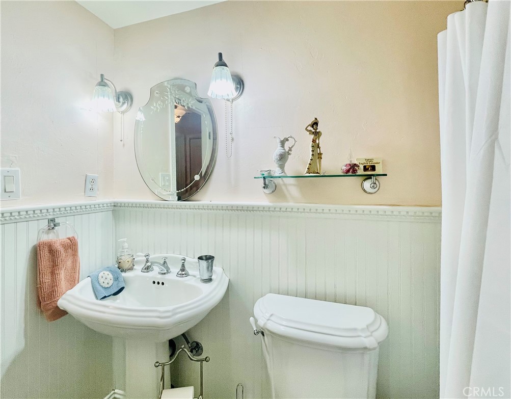 https://media.crmls.org/medias/b6b4ef37-7077-4c55-a940-859b35018988.jpg?preset=X-Large