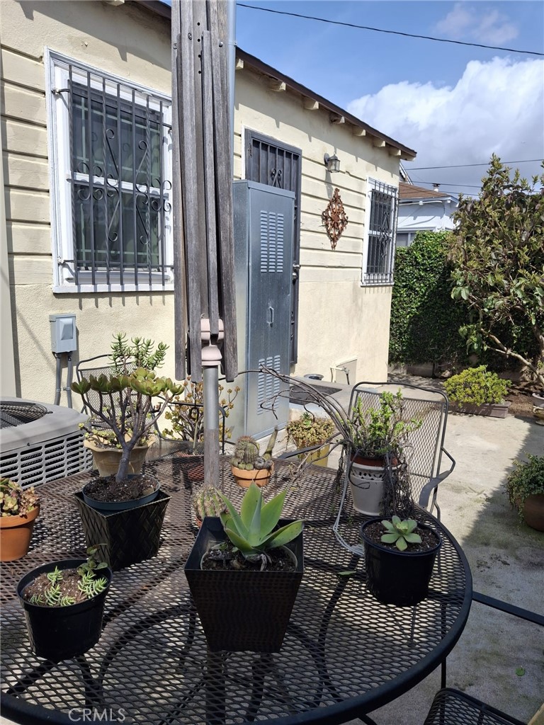https://media.crmls.org/medias/b6b6b00a-cd46-4587-81a0-851a0c74ab97.jpg?preset=X-Large