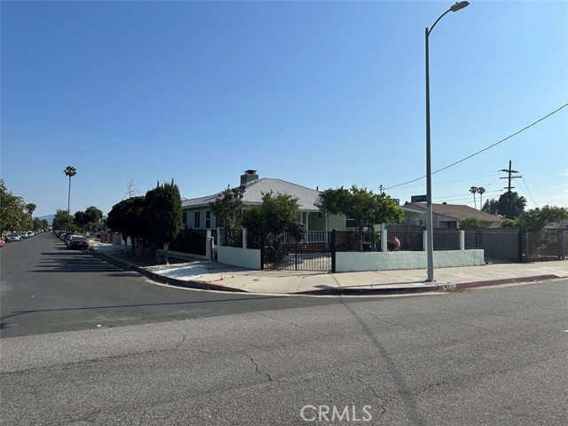 10842 Saticoy Street, Sun Valley CA: https://media.crmls.org/medias/b6b6c2a1-9e13-4f0f-9623-ad024df40ecb.jpg