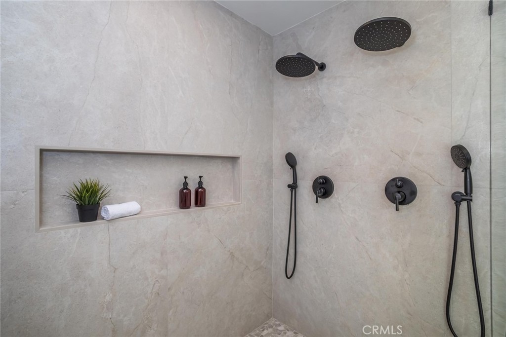 https://media.crmls.org/medias/b6b7998d-9857-4ad5-a77e-7c4a0117a2dd.jpg?preset=X-Large
