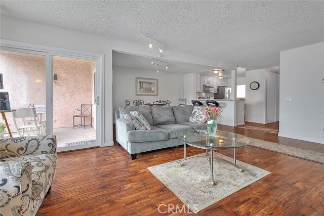 Detail Gallery Image 3 of 21 For 2940 N Verdugo Rd #409,  Glendale,  CA 91208 - 2 Beds | 2 Baths