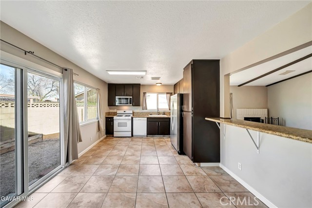 Detail Gallery Image 13 of 45 For 43104 Lemonwood, Lancaster,  CA 93536 - 3 Beds | 2 Baths