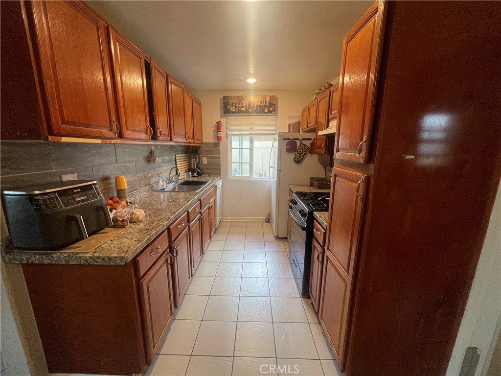 https://media.crmls.org/medias/b6c66b10-e891-4459-ab58-43a72bfbe320.jpg?preset=X-Large