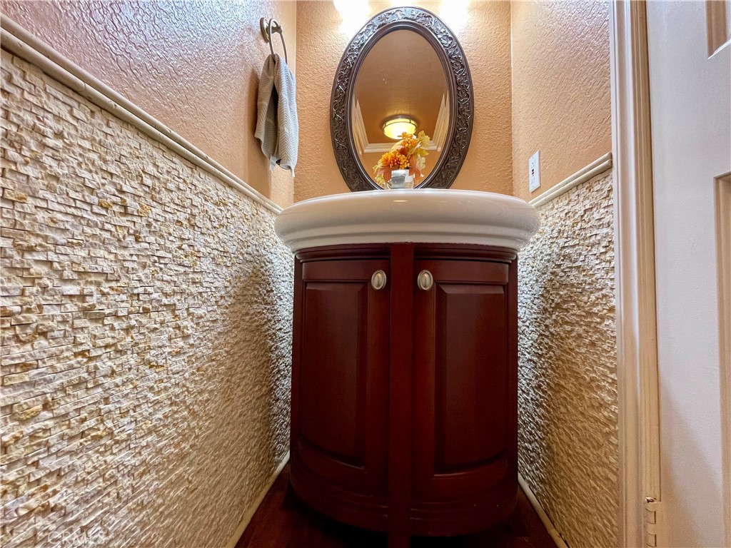 https://media.crmls.org/medias/b6c6d684-75c7-4d48-8855-7603ecea9f10.jpg?preset=X-Large