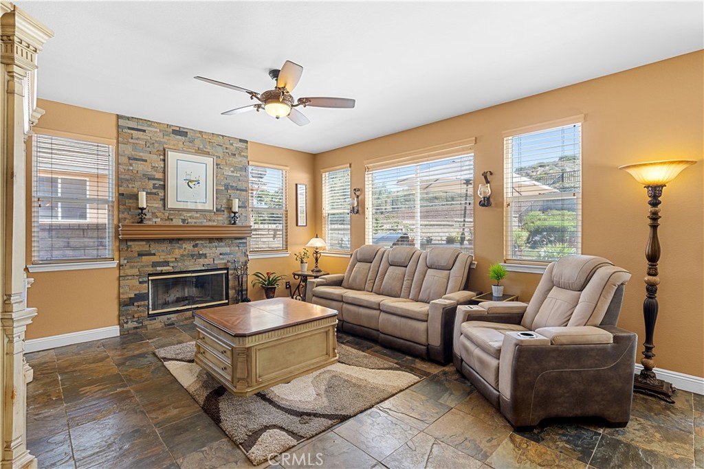 https://media.crmls.org/medias/b6c95c4a-48cc-473a-aee8-2460ed3a8288.jpg?preset=X-Large