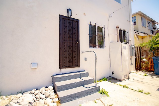 2101 Arlington Avenue, Los Angeles CA: https://media.crmls.org/medias/b6cc9d1c-aed7-4593-8da5-3636ac070294.jpg