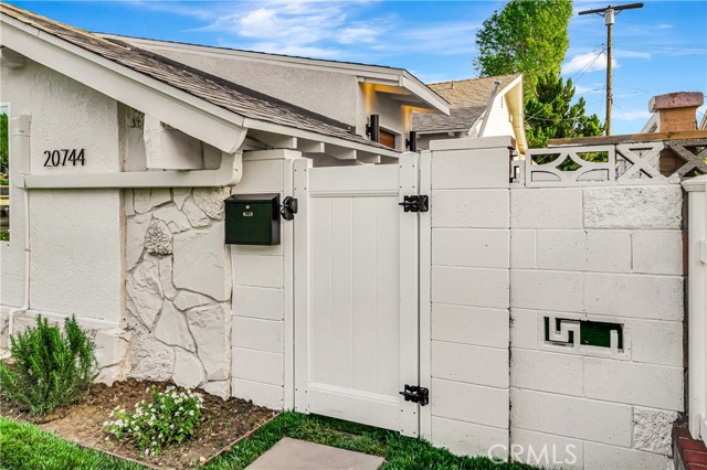 20742 Lull Street, Winnetka CA: https://media.crmls.org/medias/b6ccf66e-5d07-4f57-8939-8efd0b649854.jpg