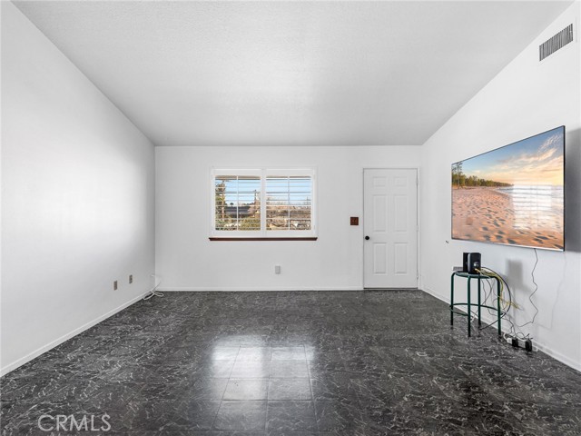 Detail Gallery Image 8 of 33 For 18449 Hackberry, Hesperia,  CA 92345 - 3 Beds | 2 Baths