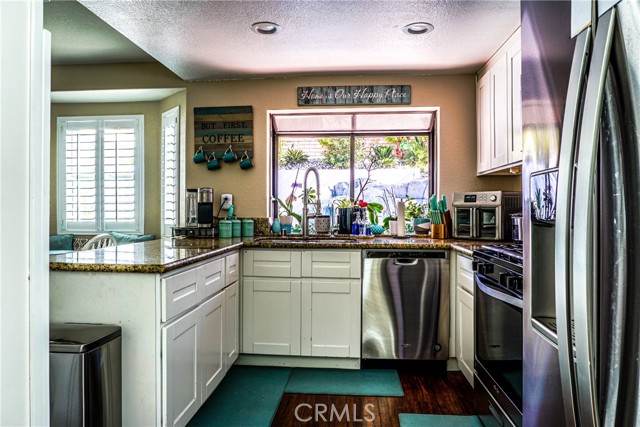 Kitchen with views to the pool