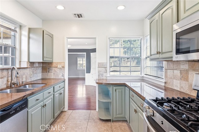 Detail Gallery Image 16 of 34 For 527 S Orchard Dr, Burbank,  CA 91506 - 4 Beds | 1/1 Baths