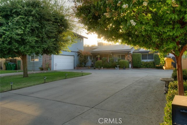 918 S Sunnyside Avenue, Fresno CA: https://media.crmls.org/medias/b6d748db-0c0e-46cf-bbf4-a6d1ccbf55af.jpg