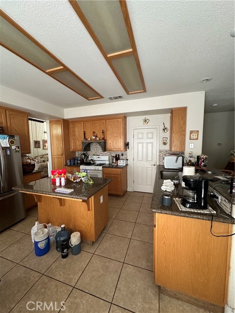 1612 Via Colabria, Gustine CA: https://media.crmls.org/medias/b6d82977-cdca-4e98-8884-1ef8fb081238.jpg