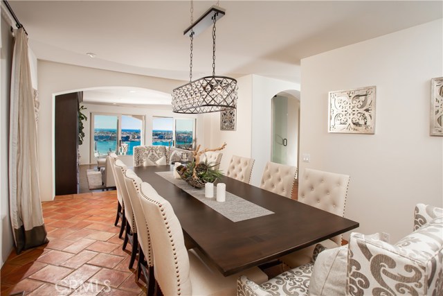 2301 Pacific Drive, Corona del Mar CA: https://media.crmls.org/medias/b6d837bf-991f-4357-819f-84e4b808e3bf.jpg