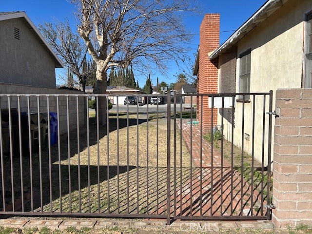 2nd Driveway that leads to the backyard.