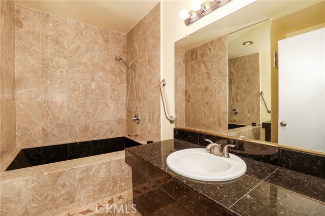 Detail Gallery Image 11 of 16 For 615 Esplanade #302,  Redondo Beach,  CA 90277 - 1 Beds | 1 Baths