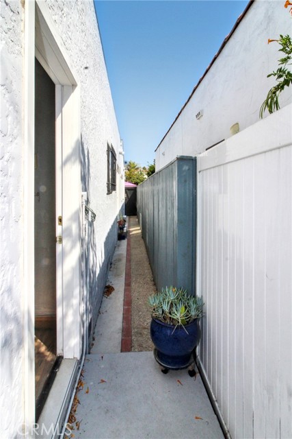 207 Santa Ana Avenue, Long Beach CA: https://media.crmls.org/medias/b6e0c58a-0912-4bfd-80b6-355bede7ac41.jpg