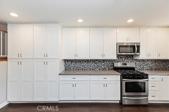 Detail Gallery Image 7 of 31 For 983 Elsa Ct #B,  Corona,  CA 92881 - 2 Beds | 2/1 Baths