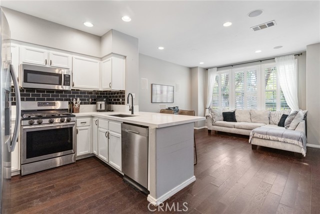 24120 Victoria Ln, Valencia CA: https://media.crmls.org/medias/b6e36c83-7388-4c01-ab8b-45ed086c27dc.jpg