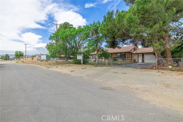 42631 51st W Street, Quartz Hill CA: https://media.crmls.org/medias/b6e3ab01-ada0-4e9b-b60a-76be72b7c55c.jpg