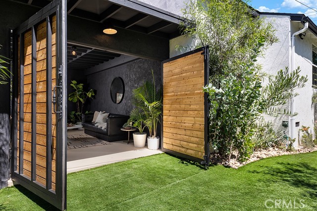 1215 N Avenue 56, Los Angeles CA: https://media.crmls.org/medias/b6e4de2d-03ab-424e-9951-82f86363648e.jpg