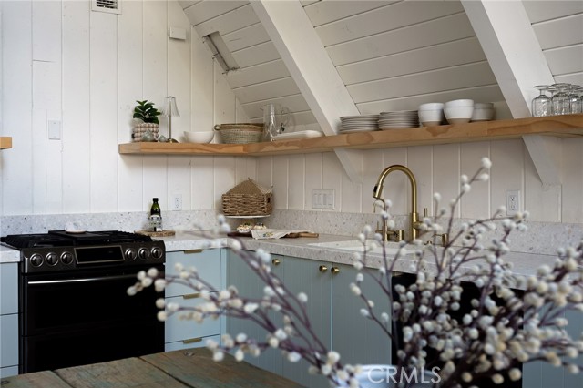 Detail Gallery Image 19 of 51 For 987 Tirol Ln, Lake Arrowhead,  CA 92352 - 3 Beds | 2 Baths