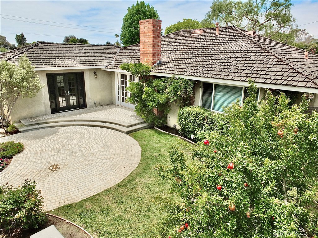 https://media.crmls.org/medias/b6ea6eb0-ce96-4c9d-b175-c6ee50cdf4e1.jpg?preset=X-Large