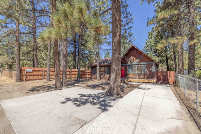 Detail Gallery Image 1 of 39 For 905 E Big Bear Bld, Big Bear City,  CA 92314 - 3 Beds | 2 Baths