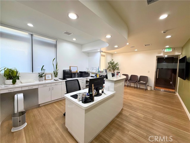 0, Los Angeles CA: https://media.crmls.org/medias/b6eabc58-2a4b-495e-865e-ab1018125e0a.jpg