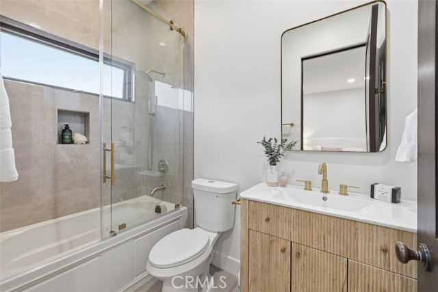 22953 Oxnard Street, Woodland Hills CA: https://media.crmls.org/medias/b6ec077b-acf1-4754-b751-db695882ae13.jpg