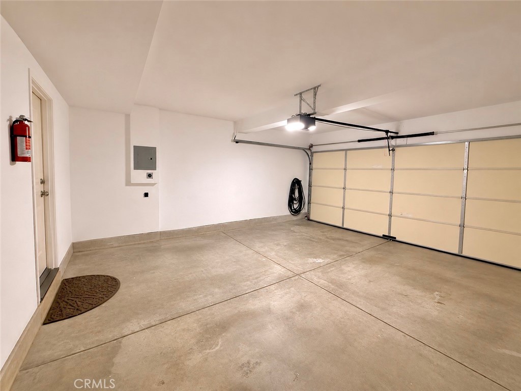 https://media.crmls.org/medias/b6ec698c-d95a-4147-bbf6-a6896e085b4e.jpg?preset=X-Large