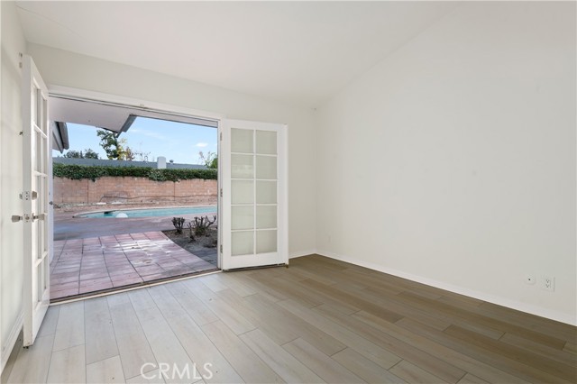 Detail Gallery Image 18 of 22 For 5531 Valerie Ave, Woodland Hills,  CA 91367 - 4 Beds | 2/1 Baths