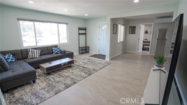 Detail Gallery Image 2 of 12 For 12732 Woodbury, Garden Grove,  CA 92843 - 3 Beds | 2 Baths