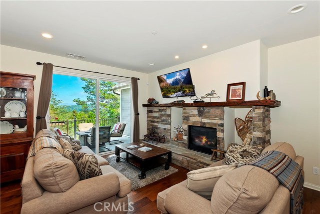 Detail Gallery Image 9 of 62 For 26300 Spyglass Dr, Lake Arrowhead,  CA 92352 - 3 Beds | 3/1 Baths
