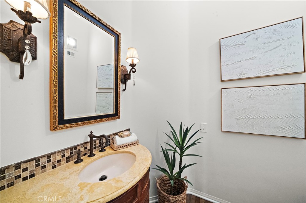 https://media.crmls.org/medias/b6ee967f-9898-4b10-88ab-238e1cd71a28.jpg?preset=X-Large
