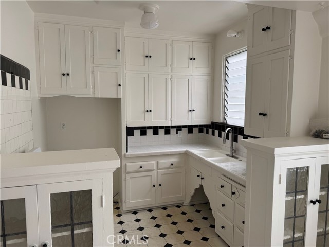 14 Park Avenue, Long Beach CA: https://media.crmls.org/medias/b6f018a1-1664-48d3-bc6e-bdf39a17e35c.jpg