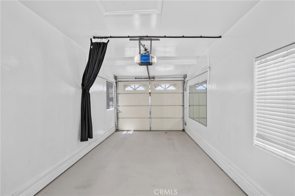 https://media.crmls.org/medias/b6f23feb-5a1a-4525-a0f7-775d771f2897.jpg?preset=X-Large