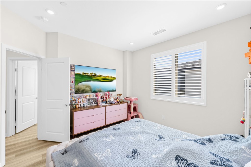 https://media.crmls.org/medias/b6f35fd5-9b88-49e8-bed2-a096eb97566a.jpg?preset=X-Large