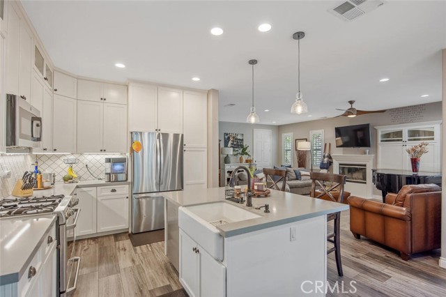 Detail Gallery Image 11 of 45 For 24137 Tango Dr, Valencia,  CA 91354 - 4 Beds | 3 Baths