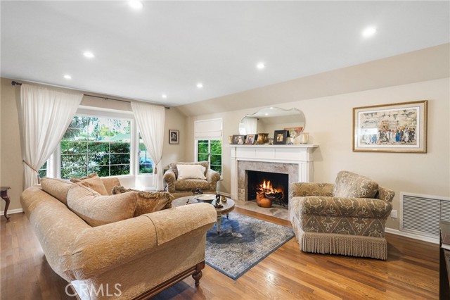 Detail Gallery Image 3 of 55 For 14060 Chandler Bld, Sherman Oaks,  CA 91401 - 3 Beds | 2 Baths