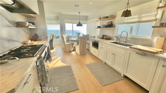 7 Camel Point Drive, Laguna Beach CA: https://media.crmls.org/medias/b6f8542a-4cd1-4daa-b324-fc29a0a4db4a.jpg
