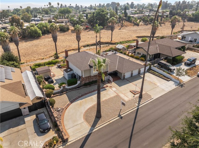2001 Cypress Point Drive, Corona CA: https://media.crmls.org/medias/b6f8b44a-dc73-45db-9c4b-16709857084e.jpg