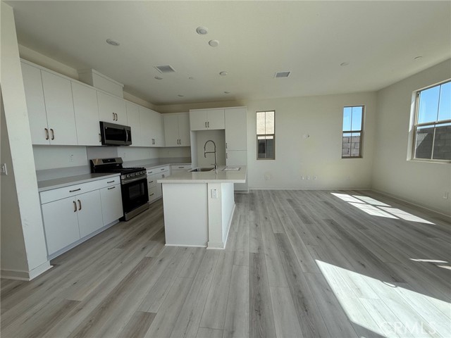 15893 Blue Copper Way, Fontana CA: https://media.crmls.org/medias/b6fad71e-a72e-41c8-84e7-96eb039d64b9.jpg