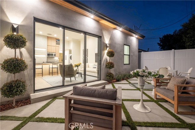 18852 Collins Street, Tarzana CA: https://media.crmls.org/medias/b6fc7925-03df-4278-9e7c-67da1824130c.jpg