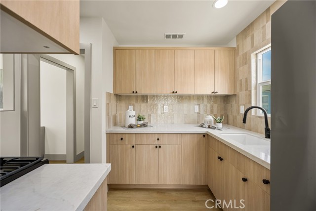 2510 Termino Avenue, Long Beach CA: https://media.crmls.org/medias/b6fefe6f-49e4-49ce-833b-38c58fd45ff9.jpg