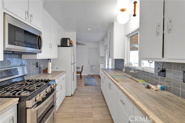 Detail Gallery Image 17 of 39 For 19385 Saint Timothy Ct, Apple Valley,  CA 92307 - 3 Beds | 2/1 Baths
