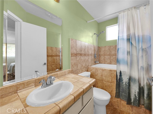 Detail Gallery Image 20 of 31 For 18425 Saticoy St #1,  Reseda,  CA 91335 - 3 Beds | 2/1 Baths