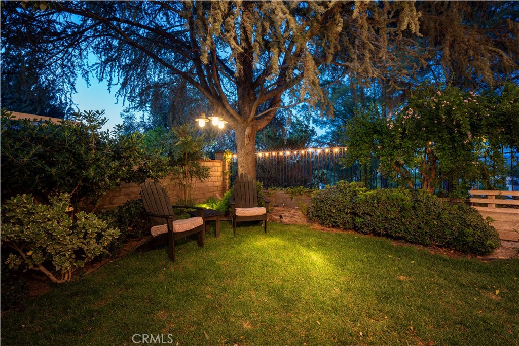 https://media.crmls.org/medias/b7081f7f-fd9c-4c4e-9d2b-8164cb34557e.jpg?preset=X-Large